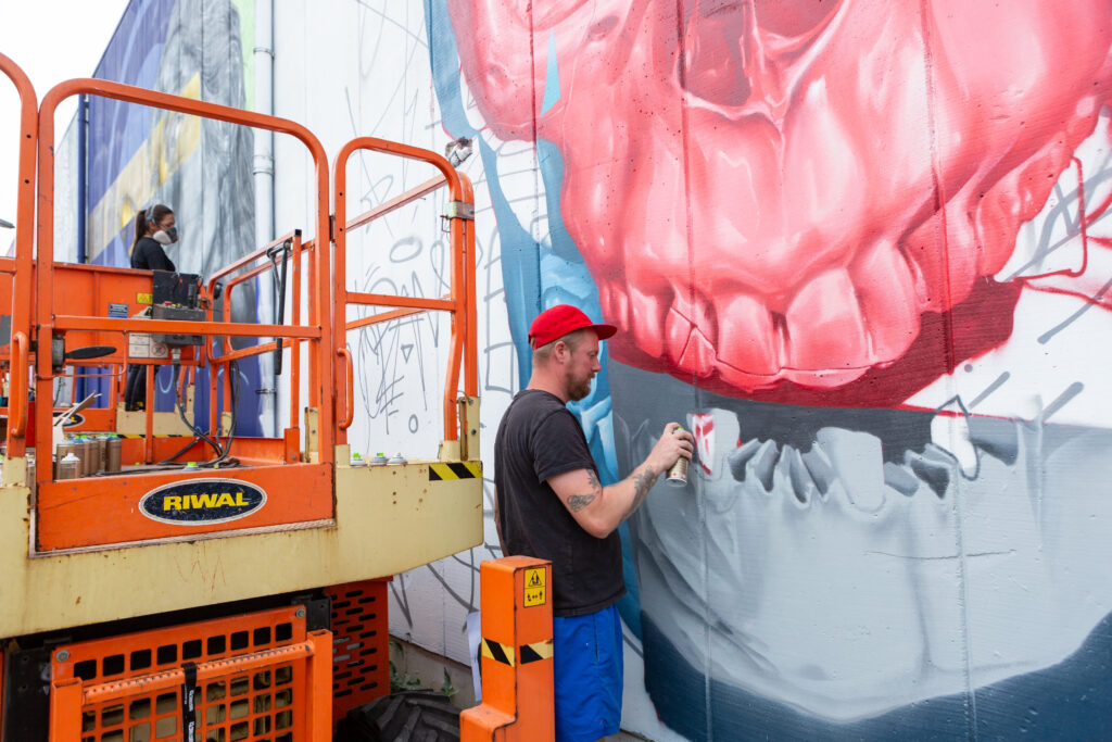 Artiesten aan het werk tijdens DOCKS Mural & Graffiti Event 2023